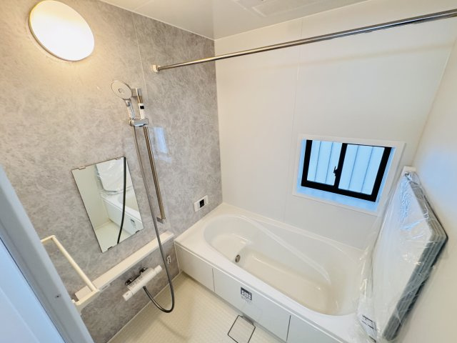 三郷市鷹野１丁目新築戸建【八木郷小学校：8分】の浴室|手元で水流切り替えシャワーヘッド・足を伸ばせる広々浴槽で毎日リラックス♪