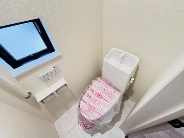 三郷市鷹野１丁目新築戸建【八木郷小学校：8分】のトイレ|温水洗浄暖房便座つきトイレ