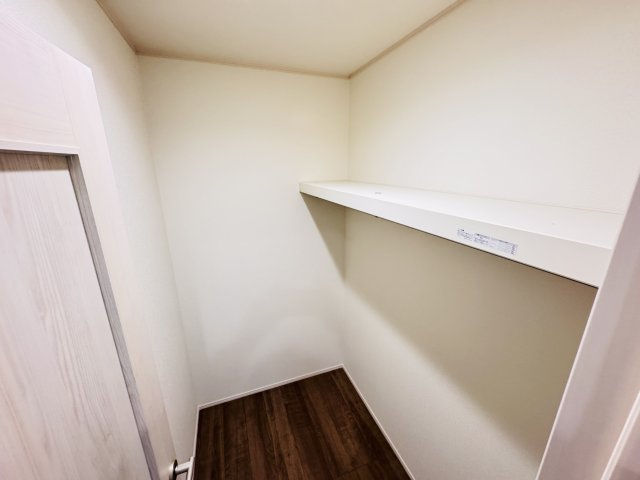 三郷市鷹野１丁目新築戸建【八木郷小学校：8分】の収納|2Fファミリークローゼット