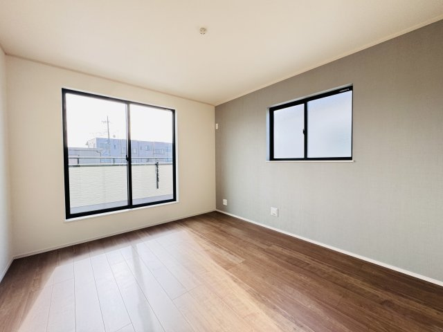 三郷市鷹野１丁目新築戸建【八木郷小学校：8分】の寝室|7.25帖寝室・アクセントクロス・南側バルコニー前の明るいお部屋です♪