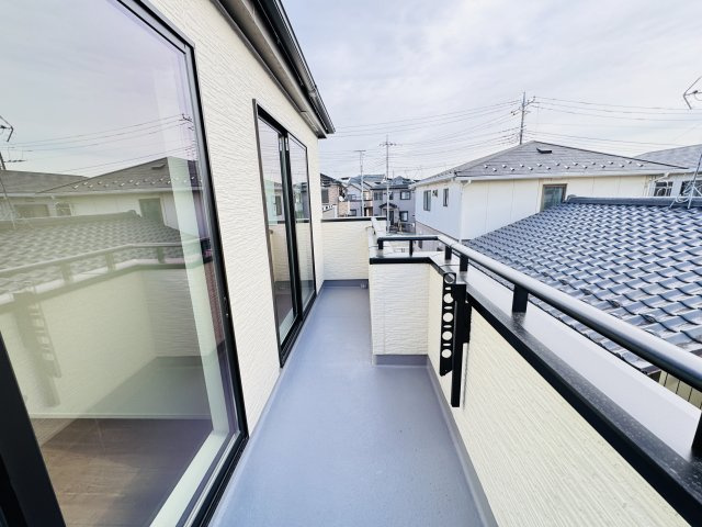 三郷市鷹野１丁目新築戸建【八木郷小学校：8分】のバルコニー|南向きワイドバルコニー・日当たり良好♪