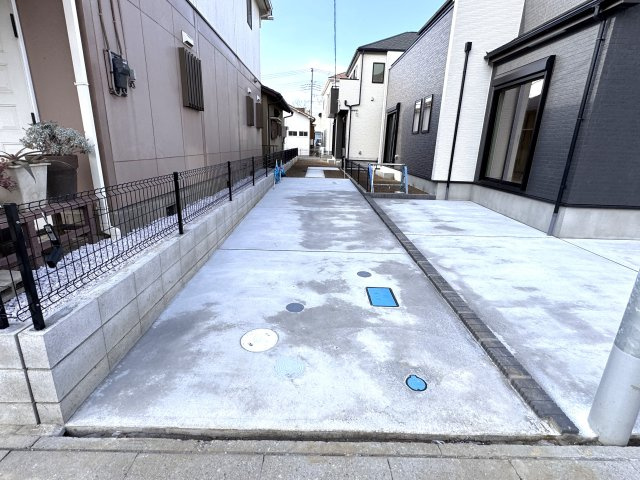 三郷市鷹野１丁目新築戸建【八木郷小学校：8分】の駐車場|A号棟駐車スペース・縦列2台駐車可