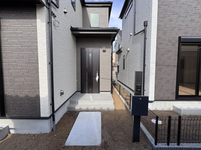 三郷市鷹野１丁目新築戸建【八木郷小学校：8分】のエントランス|エントランス・玄関ポーチ