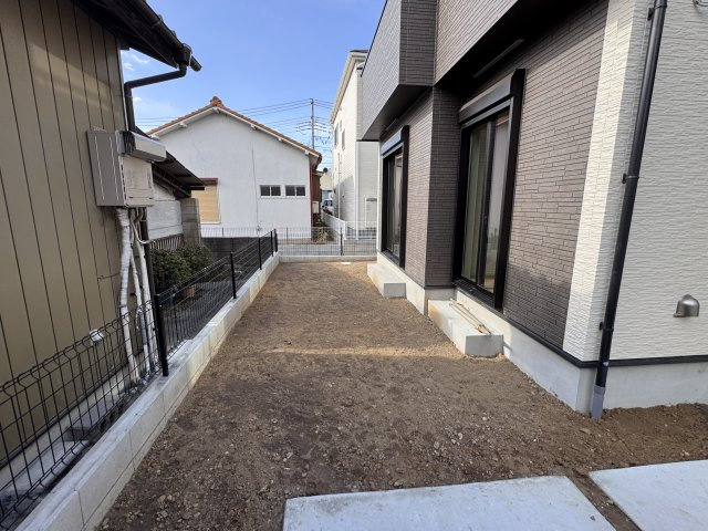 三郷市鷹野１丁目新築戸建【八木郷小学校：8分】の庭|リビング前庭スペース