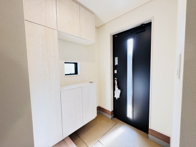 三郷市鷹野１丁目新築戸建【八木郷小学校：8分】の玄関|玄関ホール・容量たっぷりシューズボックス