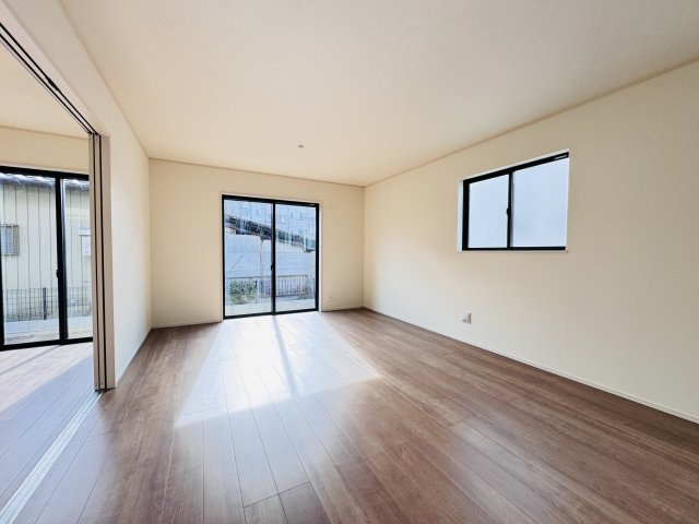 三郷市鷹野１丁目新築戸建【八木郷小学校：8分】の居間・リビング|18帖リビングダイニングキッチン