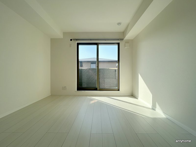 プルメリア関大前　仲介手数料無料の居間・リビング