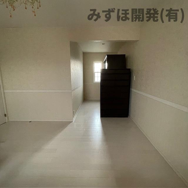 天童市泉町1丁目5-15の洋室|２階の洋室８帖に、奥にウォークインクローゼットがございます。