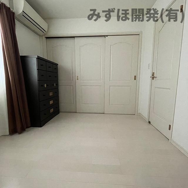 天童市泉町1丁目5-15の洋室|２階の洋室です。奥の引き戸を開くと、洋室６帖とつながります。東窓になります。