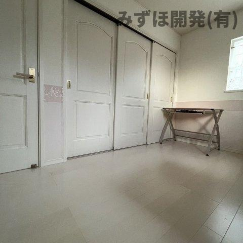 天童市泉町1丁目5-15の洋室|２階の洋室です。２面採光、南と東に窓がございます。