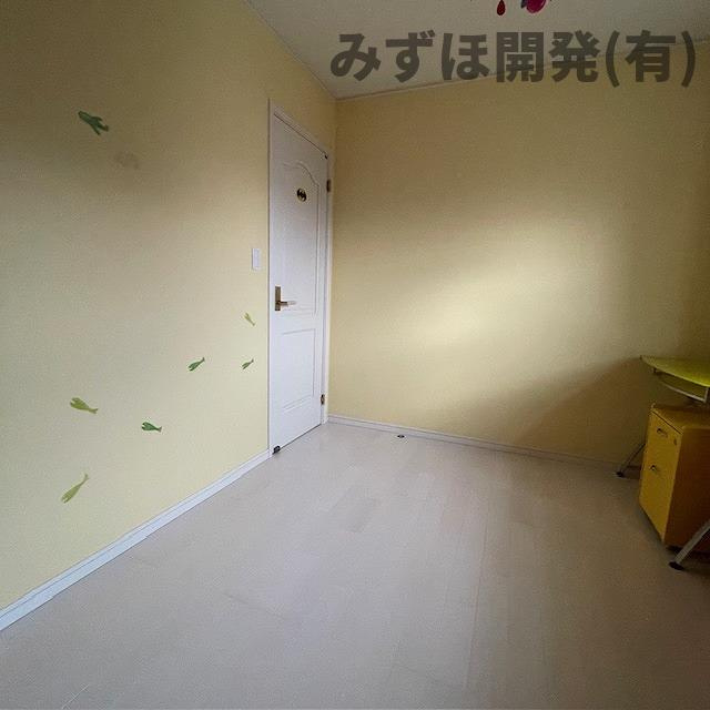 天童市泉町1丁目5-15の洋室|２階の洋室６帖です。南窓の陽気が差し込みます。