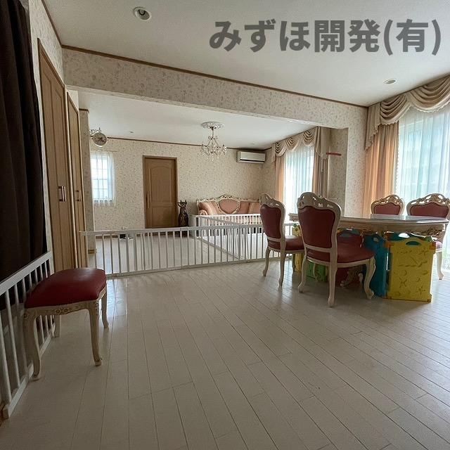 天童市泉町1丁目5-15の居間・リビング|１階のリビングダイニングは広々26.1帖ございます。