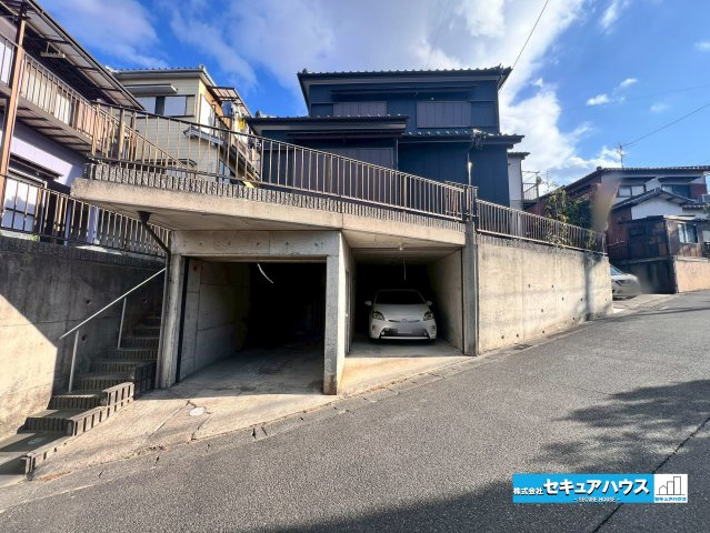 知多市八幡字笹廻間　中古住宅の駐車場|【駐車場】
シャッター付き、二台停めることができます♪