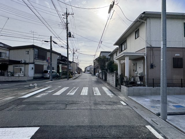 三郷市鷹野１丁目新築戸建【八木郷小学校：8分】の前面道路含む現地写真|東側前面道路・幅員約7ｍ