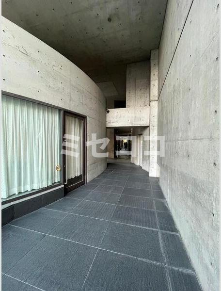 UAKビルのエントランス