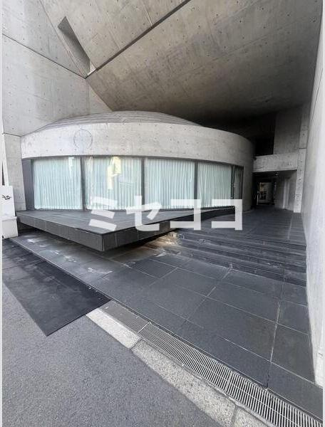 UAKビルのエントランス