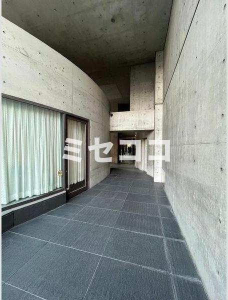 UAKビルのエントランス