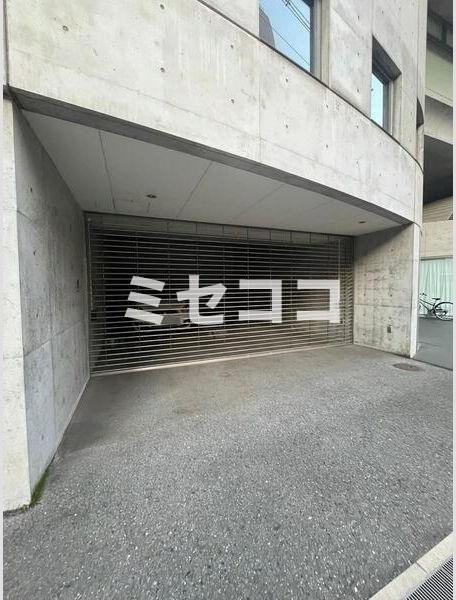 UAKビルの駐車場