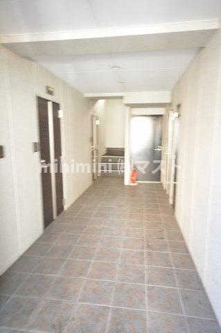 大阪市此花区島屋３丁目のアパートのロビー