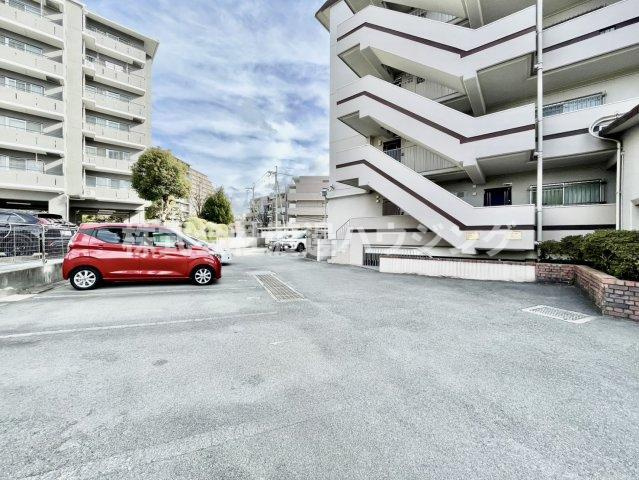 クレアメゾン千里の駐車場