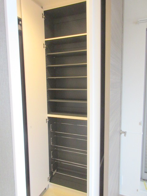 Ｆｕｎｎｙ　ｔｅｒｍｓの玄関|玄関横の高さのあるシューズボックス