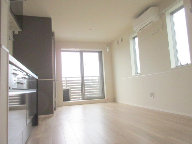 Ｆｕｎｎｙ　ｔｅｒｍｓの居間・リビング|南西向き2面採光で明るい雰囲気のお部屋