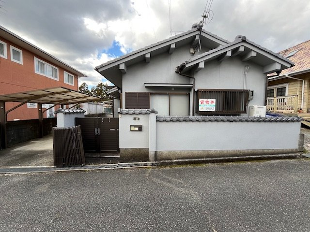 河内⻑野市北⻘葉台貸家の外観