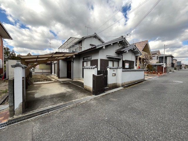 河内⻑野市北⻘葉台貸家の駐車場