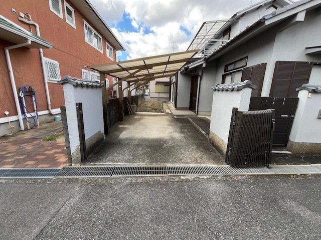 河内⻑野市北⻘葉台貸家の駐車場