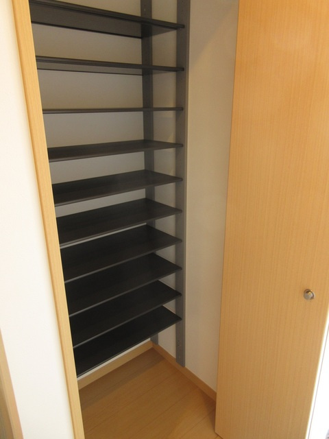 調布市調布ケ丘４丁目のアパートの玄関