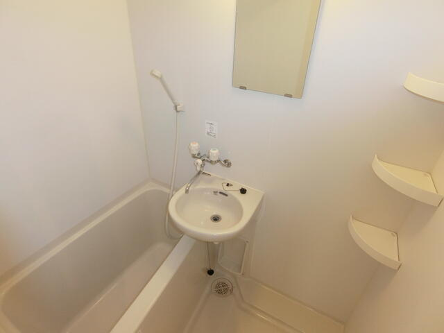 調布市富士見町４丁目のアパートの浴室|浴室乾燥機付き