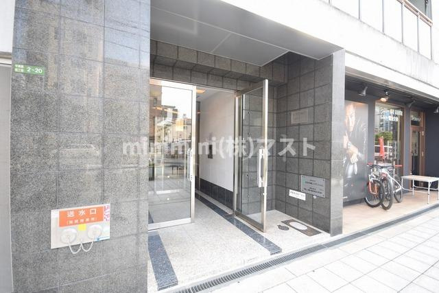 大阪市北区中崎西４丁目の賃貸マンションのエントランス