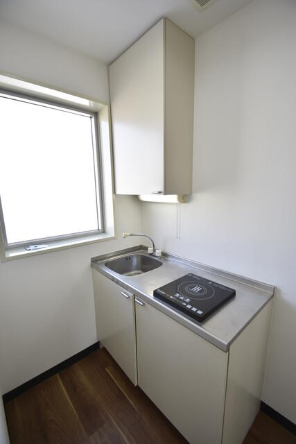 西麻布ＳＤビルのキッチン|吊戸棚あり