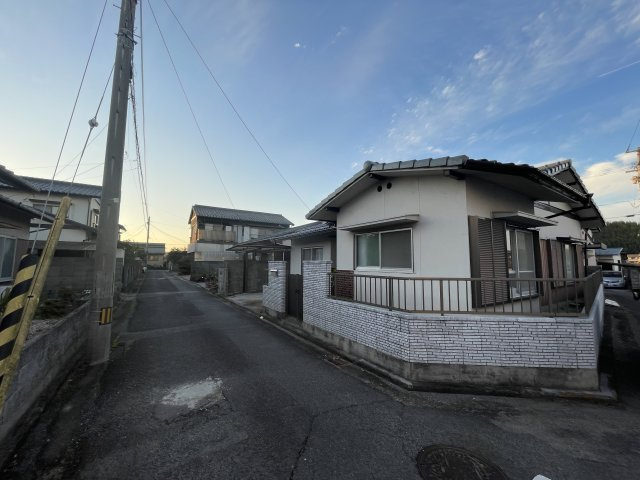 さぬき市造田是弘中古戸建の前面道路含む現地写真