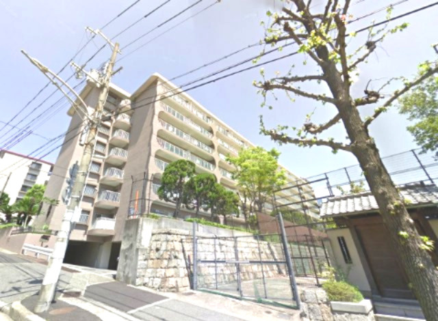 熊内スカイハイツの外観