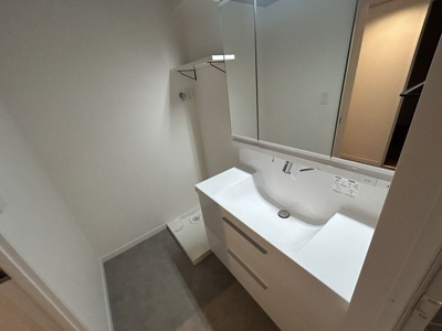 【独立洗面台】 | 芝公園アパートメント | 独立洗面台、小物を置くことができて便利です