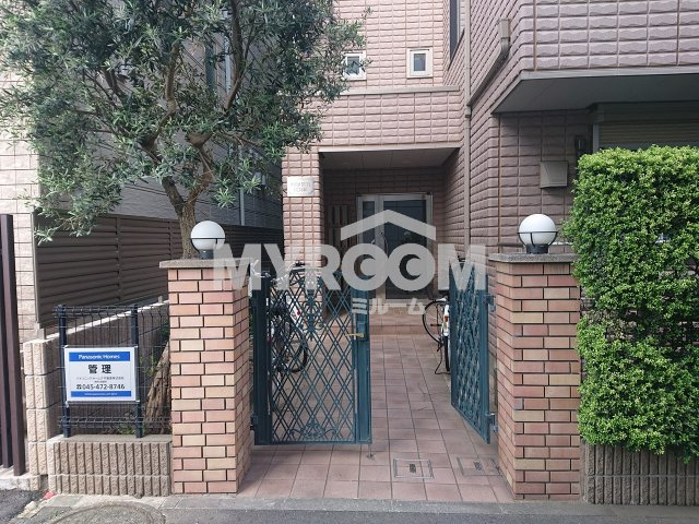 ハイネスコートのエントランス