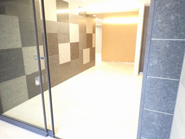 ドゥーエ日暮里のエントランス