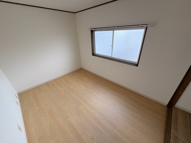 富雄元町4丁目戸建の洋室