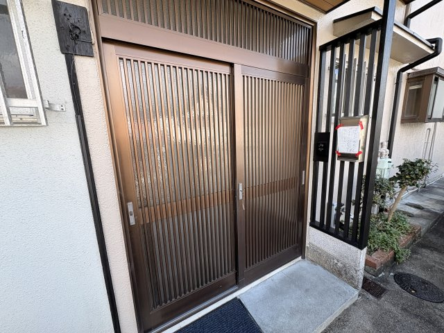 富雄元町4丁目戸建のエントランス