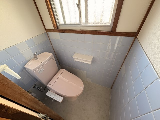 富雄元町4丁目戸建のトイレ