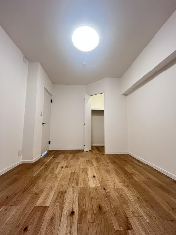 【洋室】 | アーサー平尾センティオ | 広々とした洋室には大容量のウォークインクローゼットが設置されています