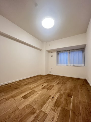 【洋室】 | アーサー平尾センティオ | 5.9帖の洋室。南東向きのバルコニーに面した明るいお部屋です