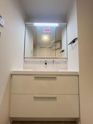 【独立洗面台】 | アーサー平尾センティオ | 三面鏡裏収納付きの洗面台で、散らかりがちな洗面回りもすっきりと片付きます