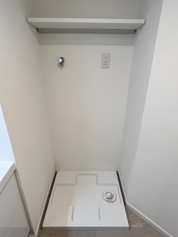 【ランドリースペース】 | アーサー平尾センティオ | 洗濯機置き場の上部のスペースには洗剤等を置ける棚が設置されています