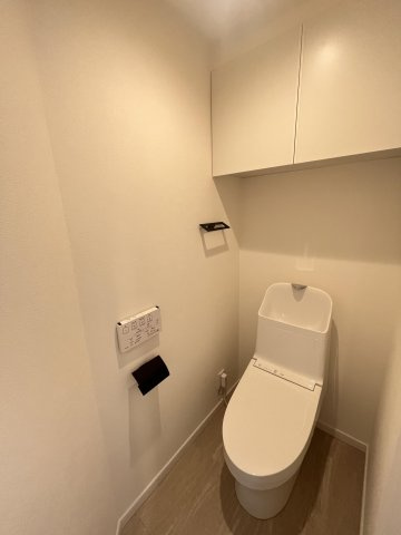 【トイレ】 | アーサー平尾センティオ | 冬は便座も温水も温かく快適なシャワー付トイレ。上部には収納を設置◎