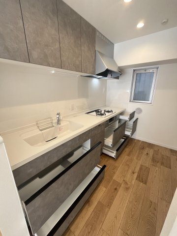 【キッチン】 | アーサー平尾センティオ | 引き出しや吊戸棚など充実した収納が嬉しいキッチンです。窓があるので換気がしやすいのも嬉しいポイント