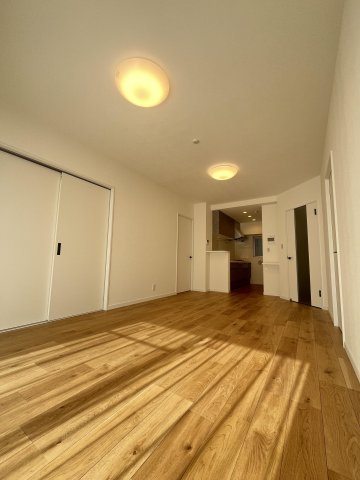 【居間・リビング】 | アーサー平尾センティオ | リビングは広く落ち着く空間になっており、お好きなレイアウトを楽しめます