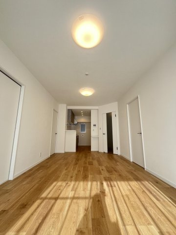 【居間・リビング】 | アーサー平尾センティオ | 大きな窓のあるLDKは明るさたっぷり。食事のときも、くつろぎの時間も楽しい家族の時間をすごせそうです