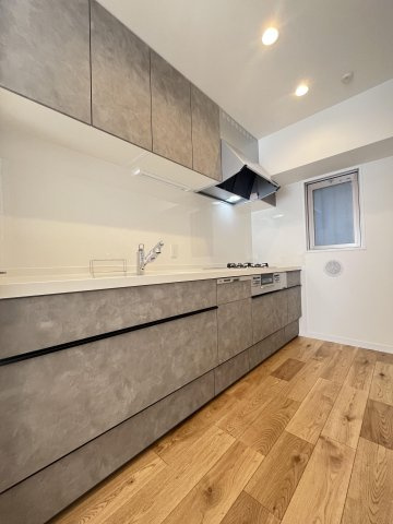 【キッチン】 | アーサー平尾センティオ | グレーを基調にしたキッチンはフローリングと色の相性が良く、落ち着きのある雰囲気を醸しています